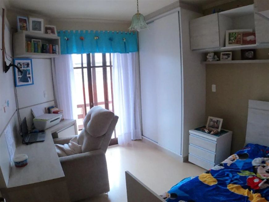 1 pavimento- Garagem para 02 carros (interno), com churrasqueira, sala de estar, cozinha, área de se