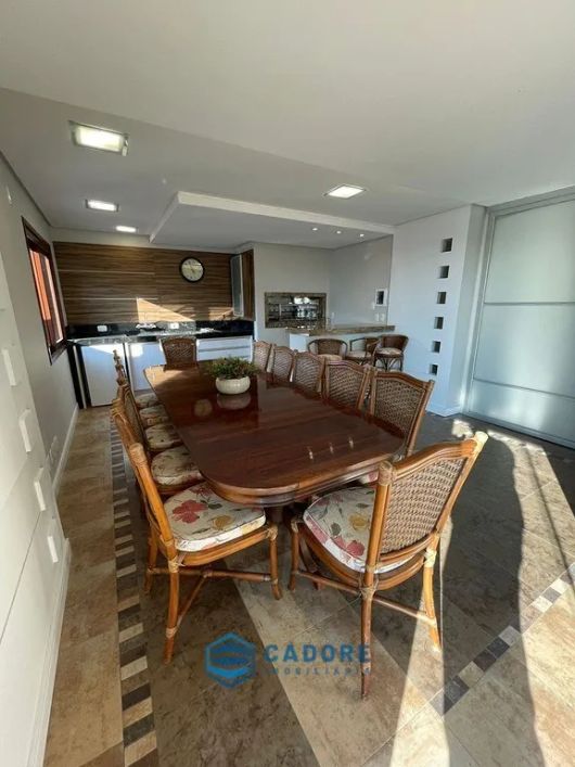 Cobertura duplex mobiliada e decorada com 245m²