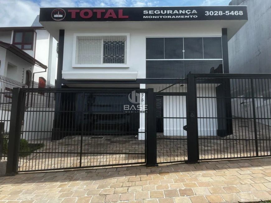 Casa Alto Padrão semi mobiliada com 278 m² privativos, localizada no Bairro Sanvitto, com 3 dormitór