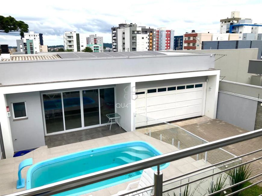 Casa moderna, com piscina e bem ensolarada.