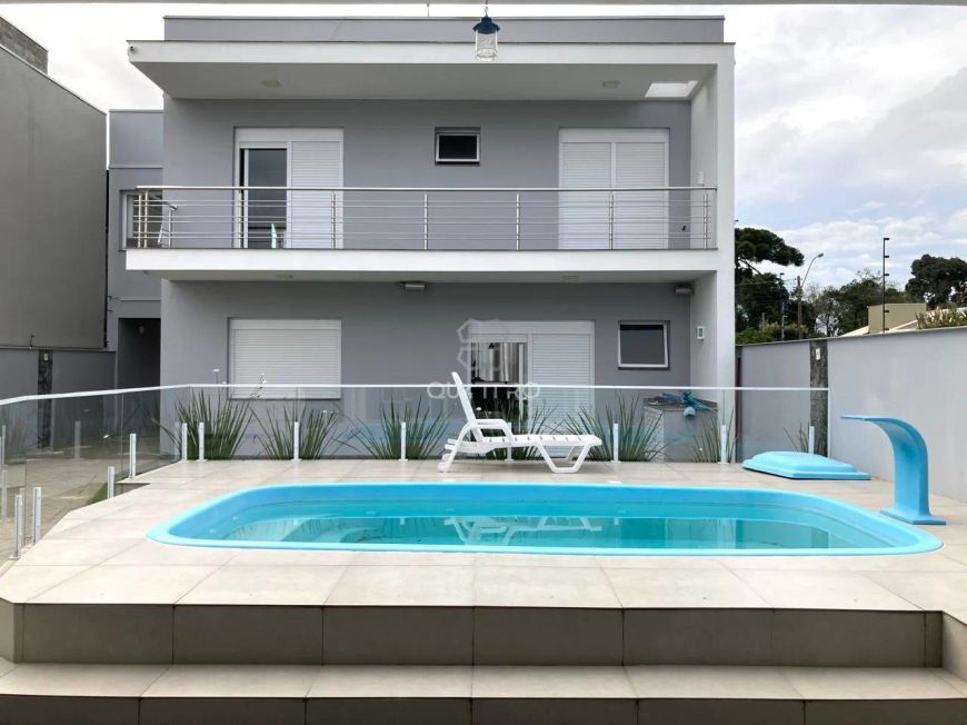 Casa moderna, com piscina e bem ensolarada.