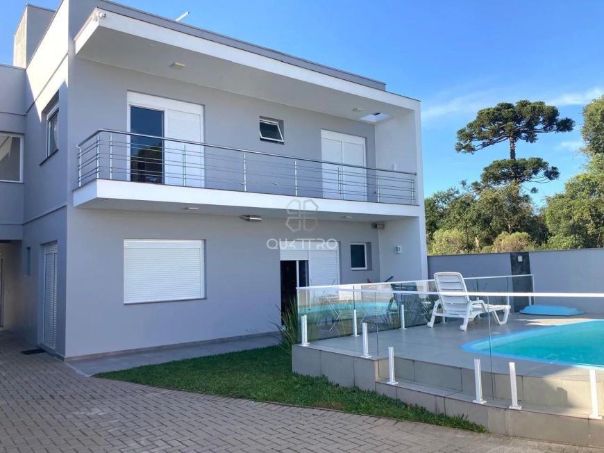 Casa moderna, com piscina e bem ensolarada.