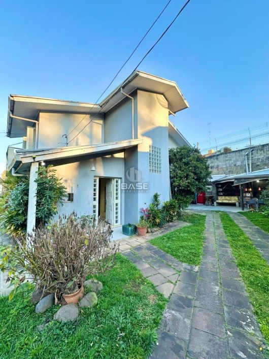 Excelente casa de alvenaria com 2 pisos, semi mobiliada no Bairro Salgado Filho com 3 dormitórios, s
