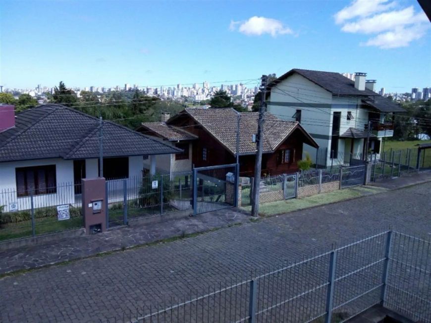 Excelente residência plana com 03 dormitórios (sendo 01 suíte), sala para 02 ambientes com lareira,