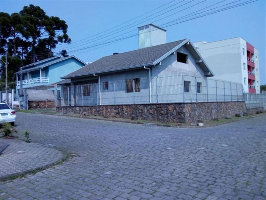 Excelente residência plana com 03 dormitórios (sendo 01 suíte), sala para 02 ambientes com lareira,