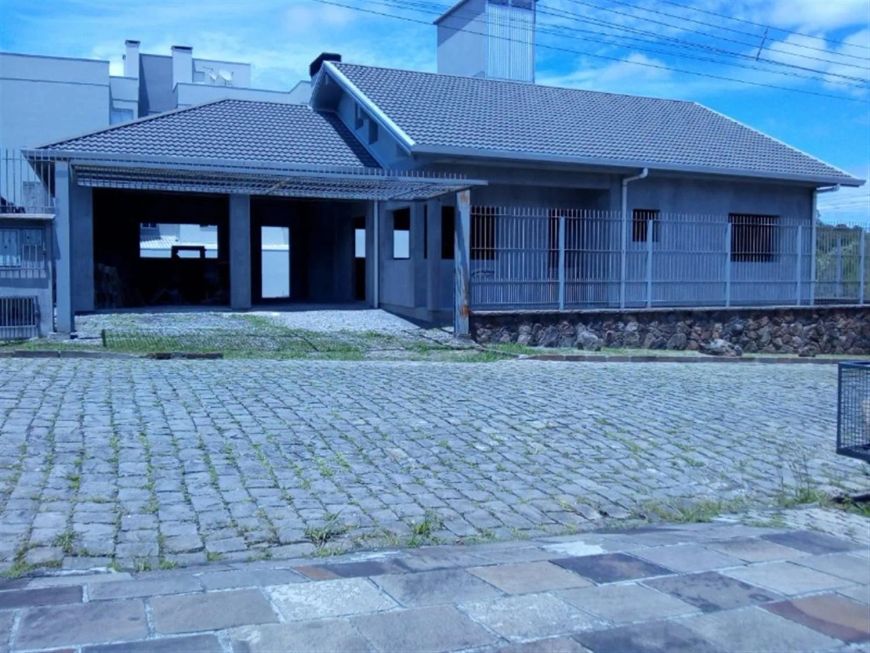 Excelente residência plana com 03 dormitórios (sendo 01 suíte), sala para 02 ambientes com lareira,