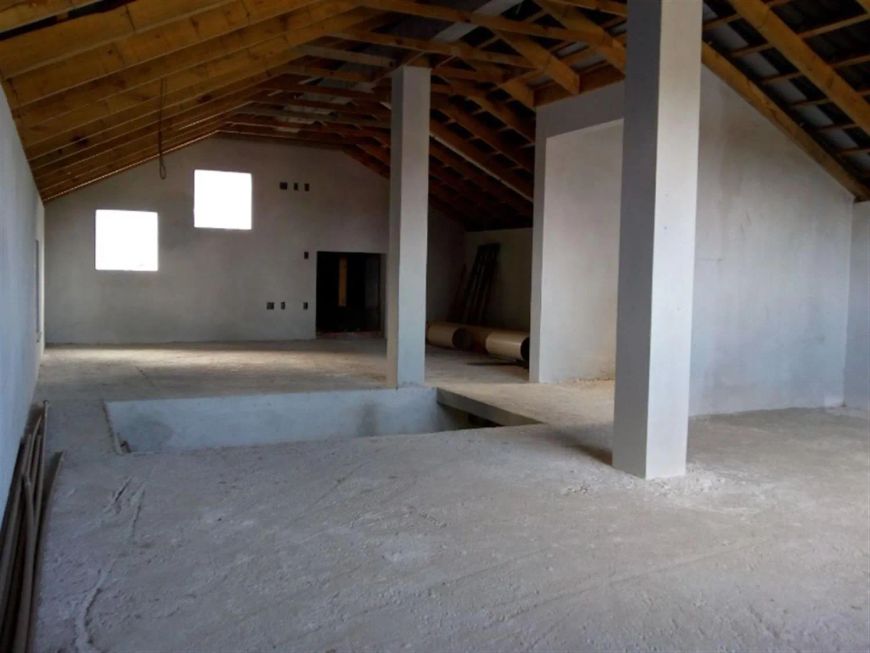 Excelente residência plana com 03 dormitórios (sendo 01 suíte), sala para 02 ambientes com lareira,