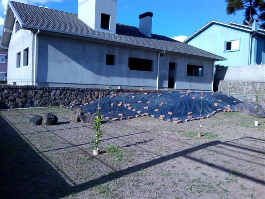 Excelente residência plana com 03 dormitórios (sendo 01 suíte), sala para 02 ambientes com lareira,