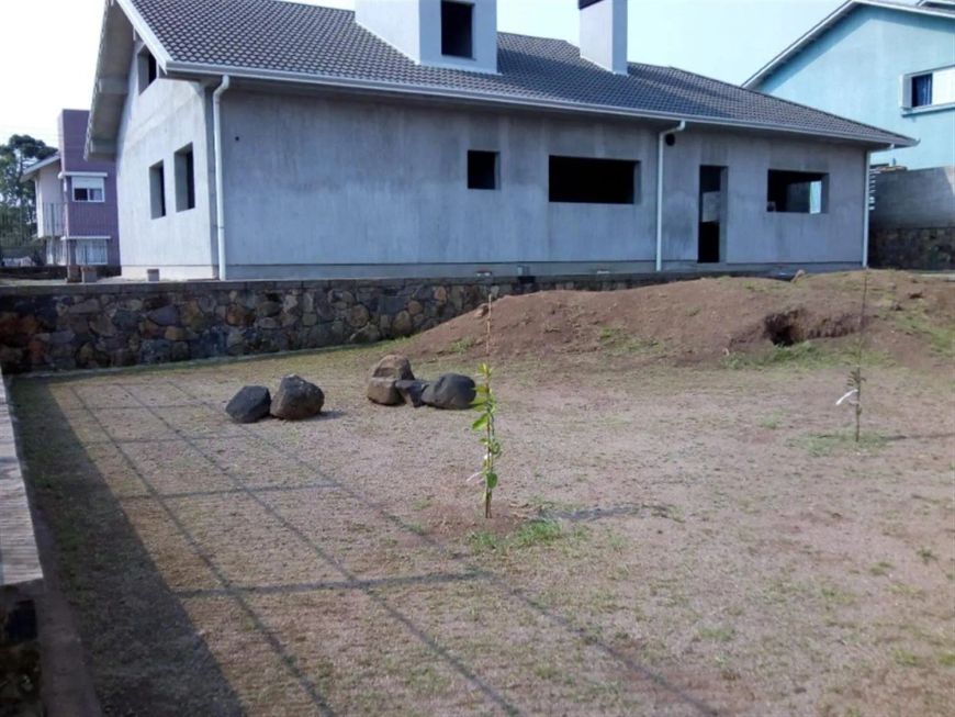 Excelente residência plana com 03 dormitórios (sendo 01 suíte), sala para 02 ambientes com lareira,
