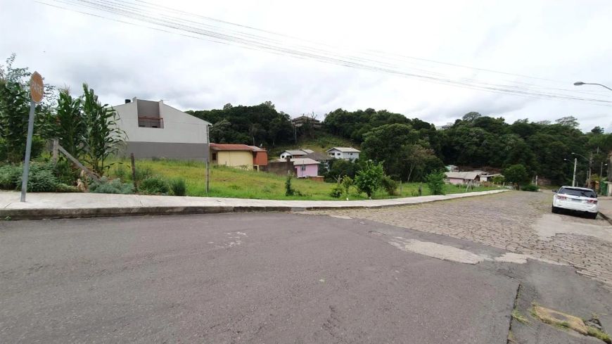Ótimo terreno comercial no Bairro Desvio Rizzo! Área: 28,78x95 = 2.698,43m. Confira!