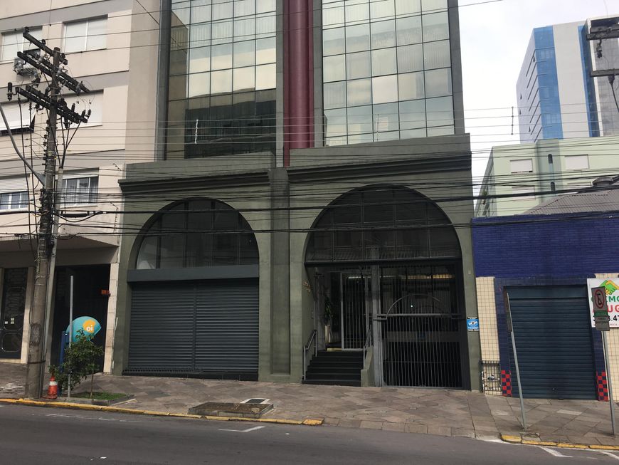 BENTOALVES aluga loja térrea em frene ao Postão, c/ 340m2, no Centro - Caxias do Sul - RS