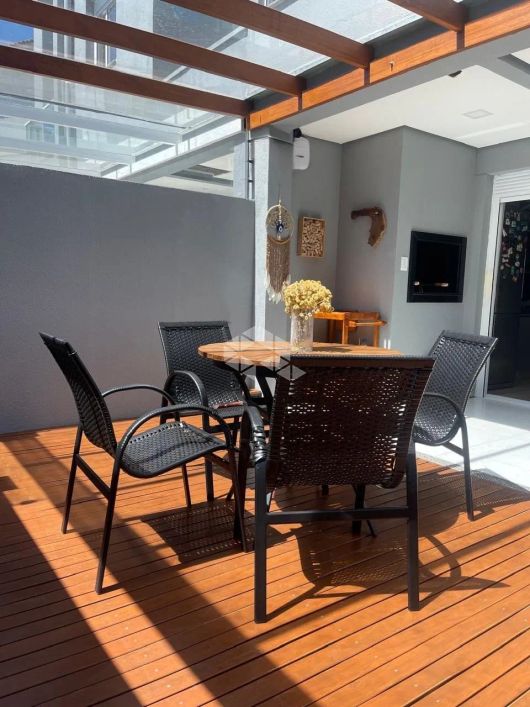 Casa individual com3 quartos uma suíte com sacada deck ,garagem para 2 carros 100% mobiliado e com 1