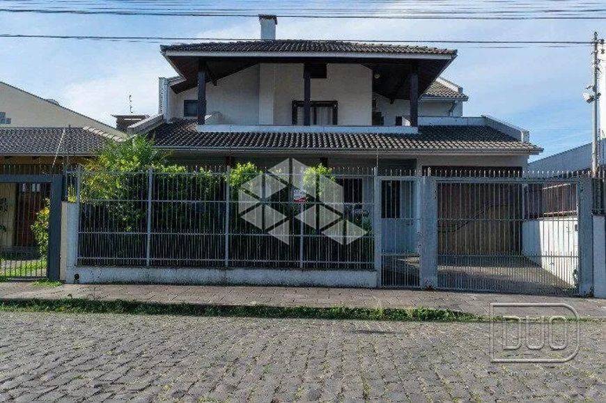 Maravilhosa casa com 4 dormitorios/quartos e 3 vagas no bairro Sagrada Familia