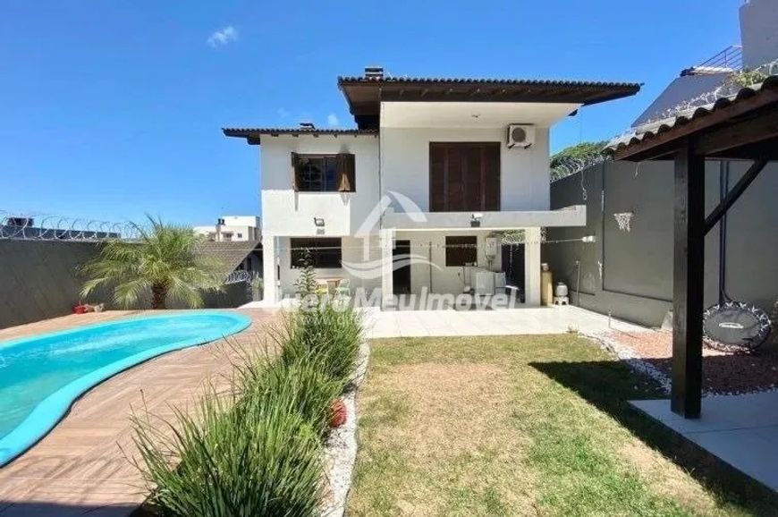 Casa 4 dormiórios e 4 vagas de garagem e piscina