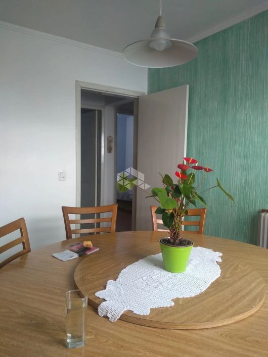 CASA DE DOIS PAVIMENTOS, E MUITO ESPAÇO PARA FAMILÍA INTEIRA