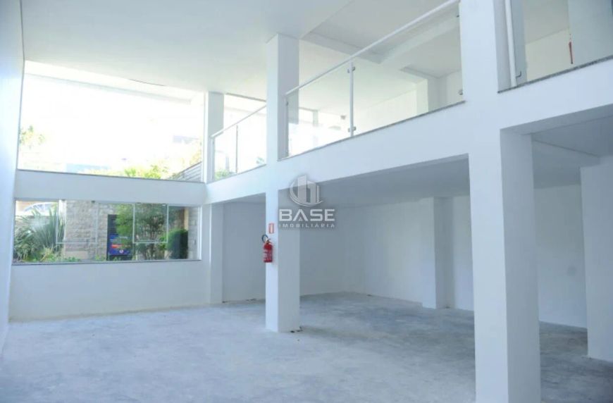 Loja térrea localizada no bairro Medianeira com 233 m² de área privativa.