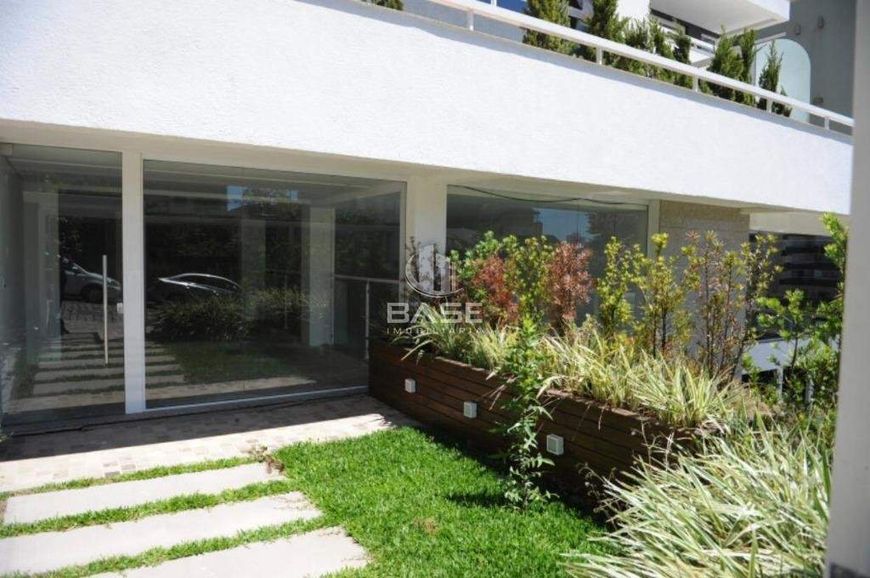 Loja térrea localizada no bairro Medianeira com 233 m² de área privativa.