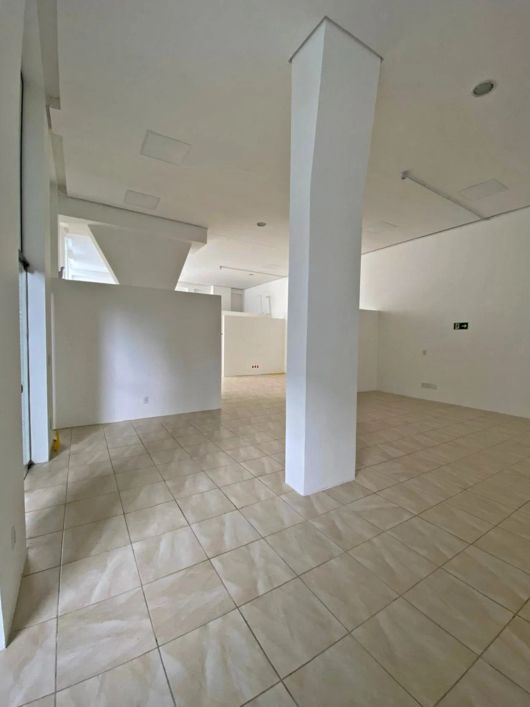 BENTOALVES aluga loja térrea co230 m2, vaga dupla de garagem, no centro - Caxias do Sul - RS
