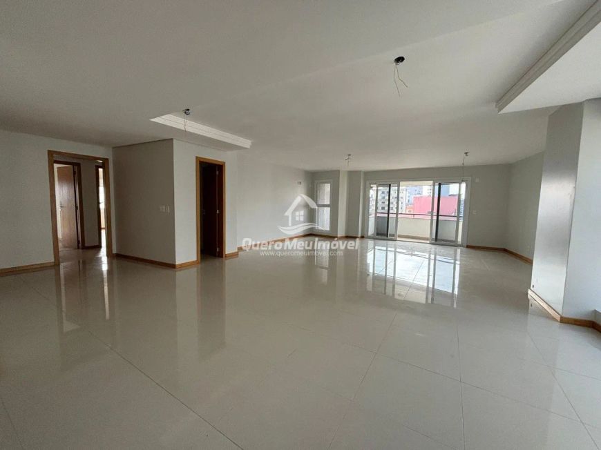 Apartamento com 3 suítes em São Pelegrino
