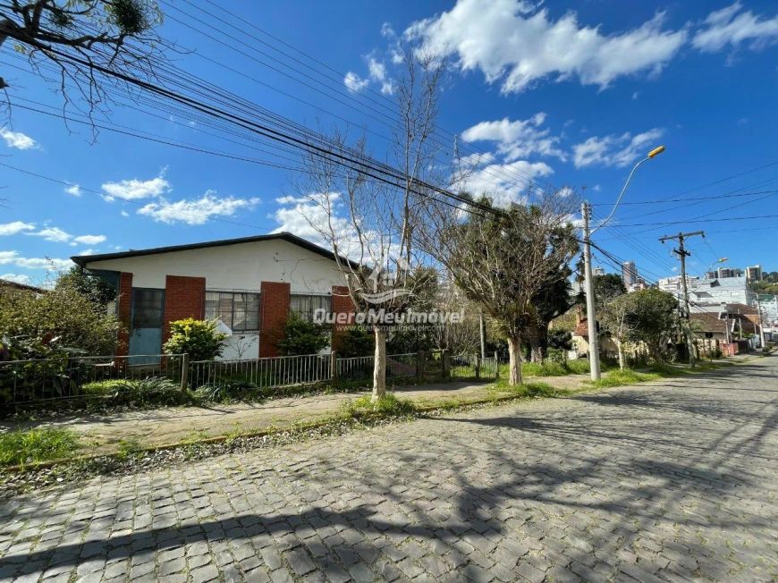 Terreno com 1.061m² no Bairro Pio X