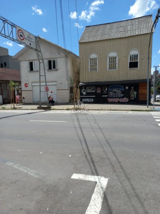 2 Casas com possibilidade de 4 locações mensais, sendo 2 Residências e 2 Salas Comerciais. Terreno d