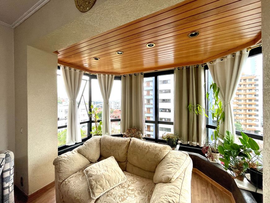 Apartamento com 4 dormitórios, um suíte e seus espaçosos 266 m² de área privativa.