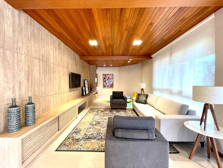 Apartamento com 4 dormitórios, um suíte e seus espaçosos 266 m² de área privativa.