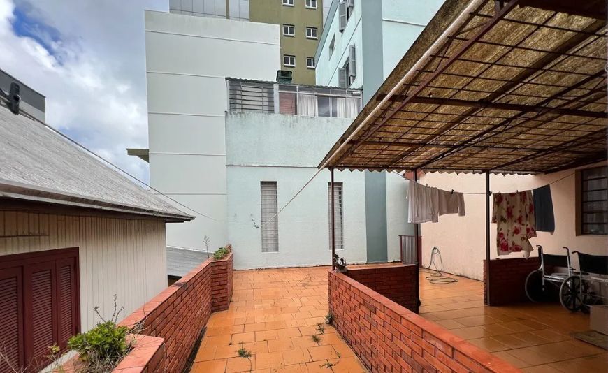 Casa mista em excelente localização e orientação solar (Norte), no Bairro Exposição, próximo ao Parq