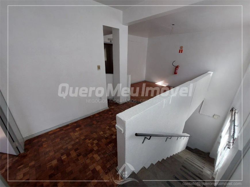 Loja térrea no centro com 05 vagas de garagem