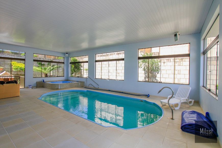 Apartamento 4 dormitórios, mobiliado, com 216 m².