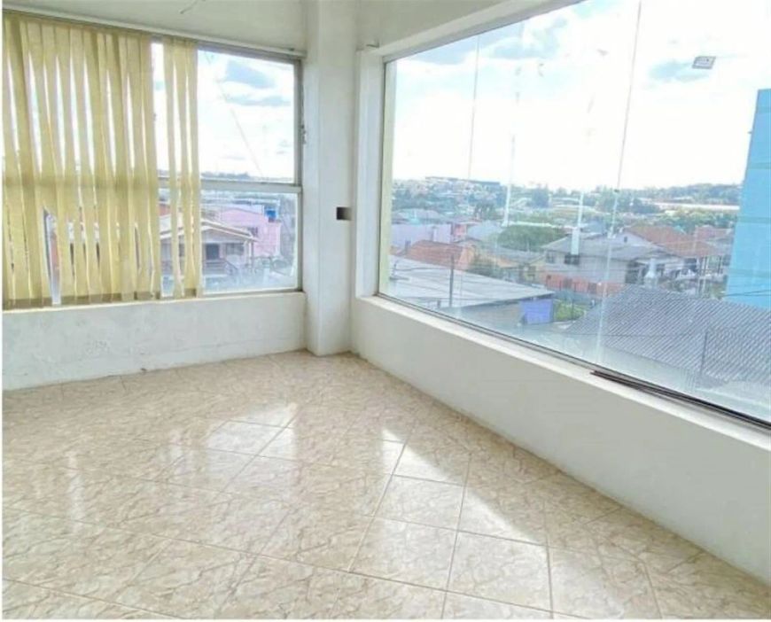 Excelente loja térrea com 01 escritório, 02 banheiros sociais e 03 vagas de estacionamento. Área pri