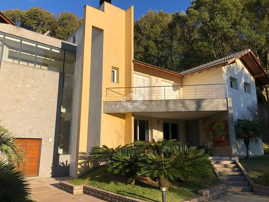 Casa em Condomínio com 4 quartos, sendo 3 suítes na Linha 40