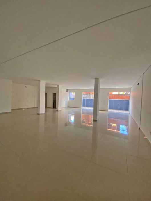 BENTOALVES aluga Loja Térrea com 200 m2, 2 banheiros, terraço, no Panazzolo - Caxias do Sul - RS