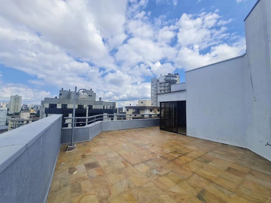 Ótima cobertura duplex, com ótima posição solar, ao lado da Igreja, conta com 03 dormitórios (sendo