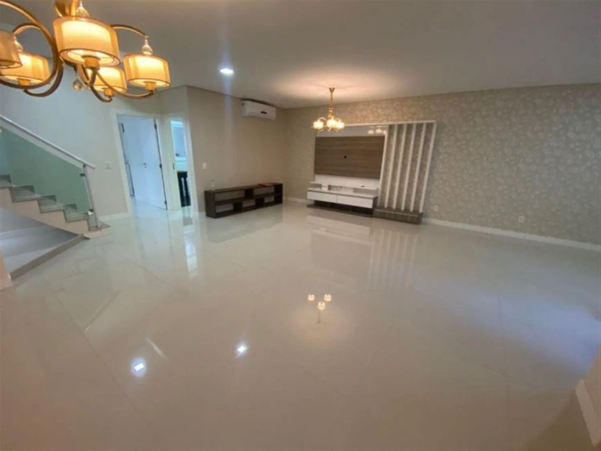 Amplo sobrado semimobiliado com uma arquitetura moderna em excelente localização! Com 03 dormitórios