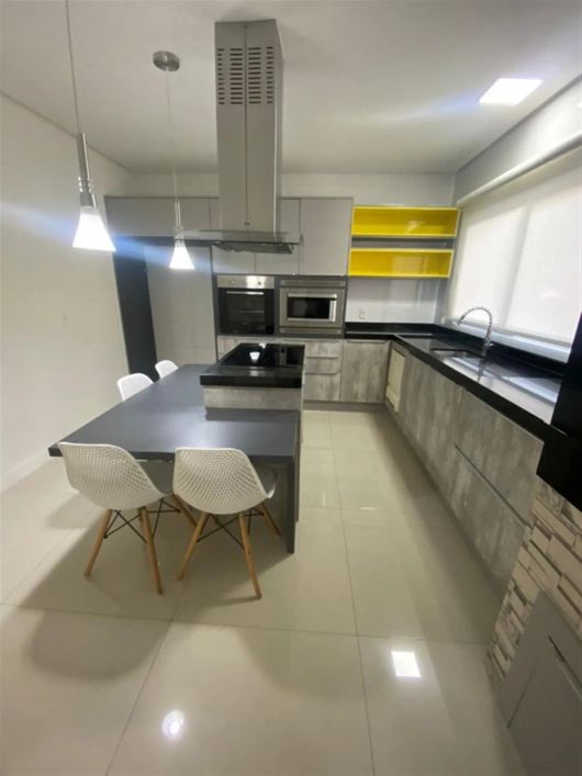 Amplo sobrado semimobiliado com uma arquitetura moderna em excelente localização! Com 03 dormitórios