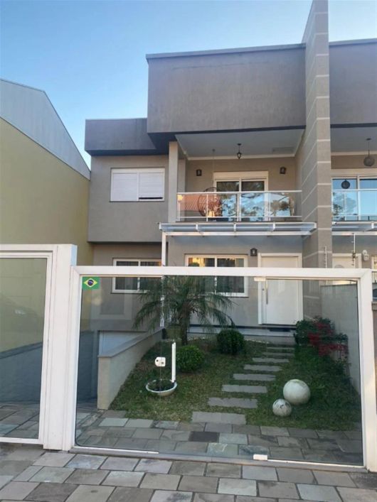 Amplo sobrado semimobiliado com uma arquitetura moderna em excelente localização! Com 03 dormitórios
