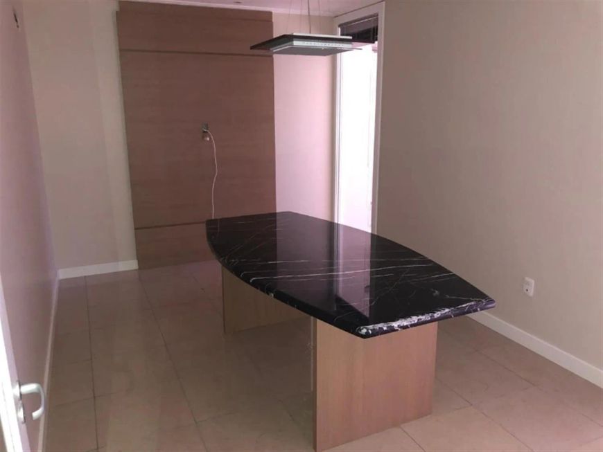 Excelente sala mobiliada no bairro São Pelegrino. Dividida com recepção, sala de reuniões, cozinha,