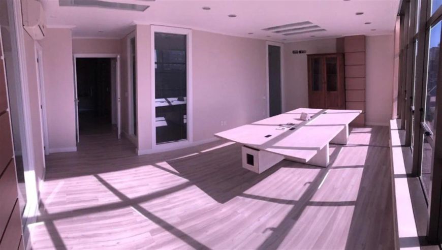 Excelente sala mobiliada no bairro São Pelegrino. Dividida com recepção, sala de reuniões, cozinha,
