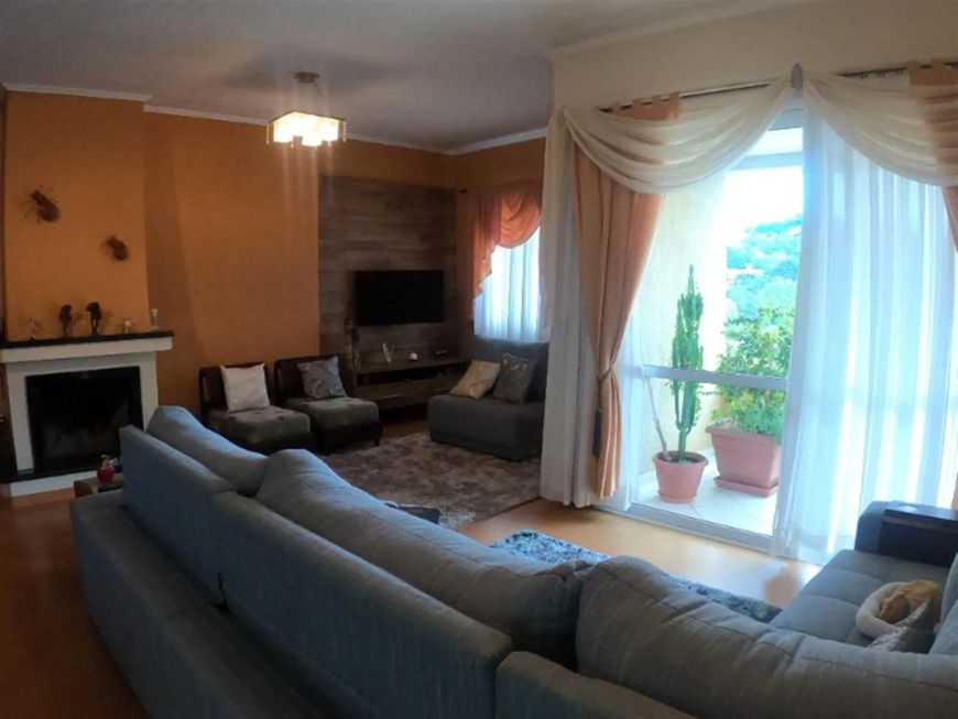 Excelente cobertura triplex semimobiliada! 1 pavimento: hall de entrada, ampla sala com lareira e sa