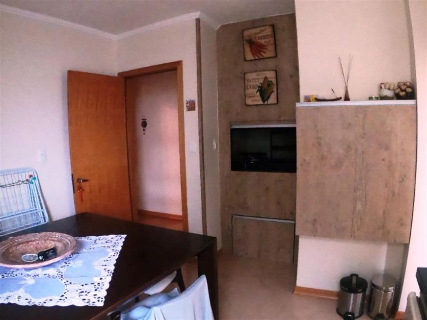 Excelente cobertura triplex semimobiliada! 1 pavimento: hall de entrada, ampla sala com lareira e sa