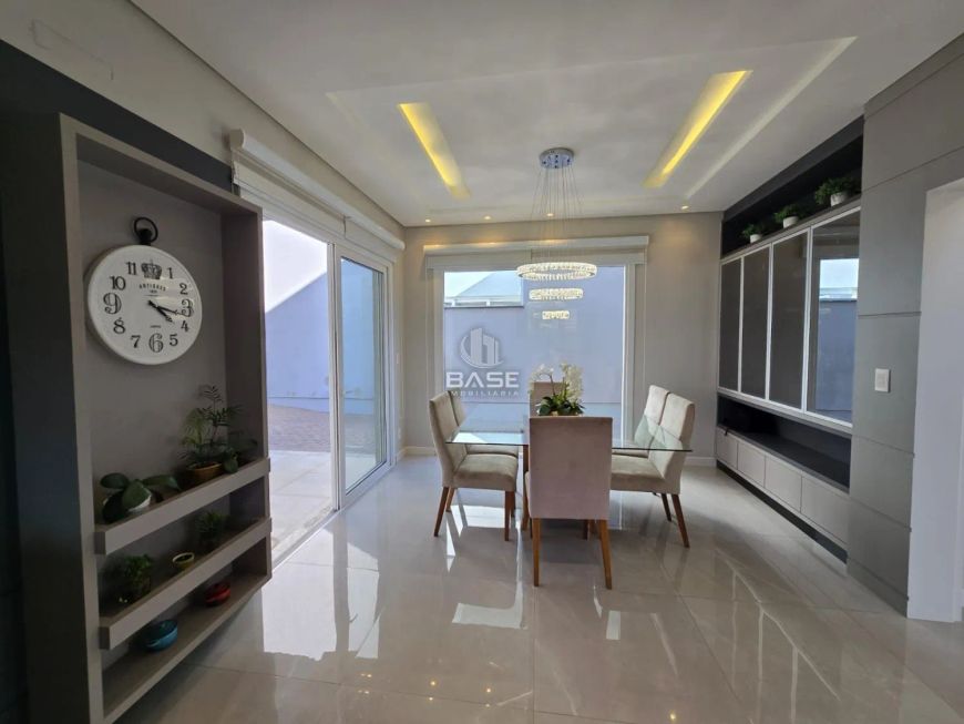 Casa de alto padrão, semi mobiliada, com 325m² de área privativa e 446m² de terreno, no bairro São L