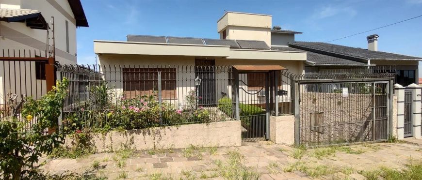 Excelente Residência no Bairro Petrópolis! Conta com 04 dormitórios (sendo 01 suíte), sala para 02 a