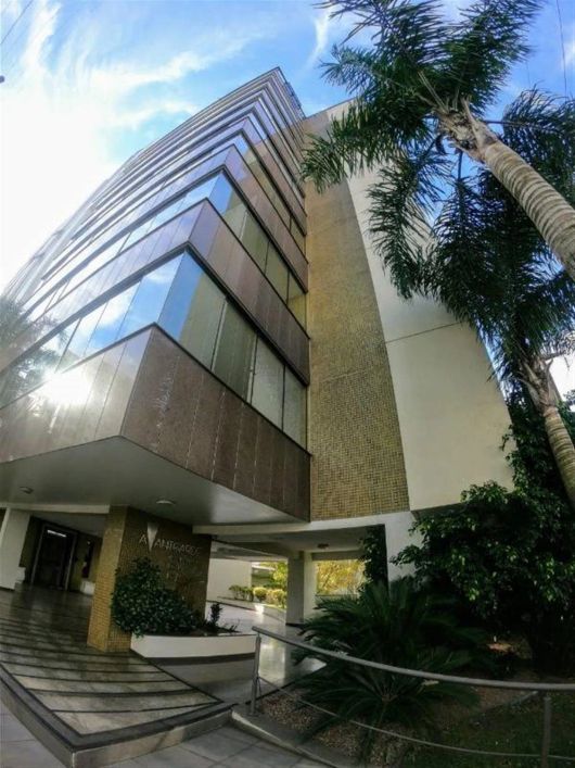 Excelente apartamento semimobiliado, com 03 suítes, ampla sala de estar para 02 ambientes com sacada