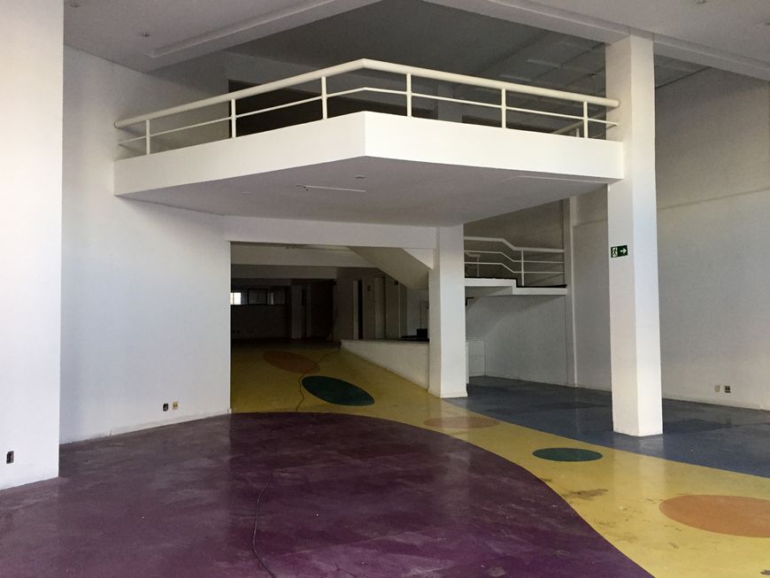 BENTOALVES aluga loja térrea, c/ 852m2, frente p/ Av. Júlio, em São Pelegrino - Caxias do Sul - RS