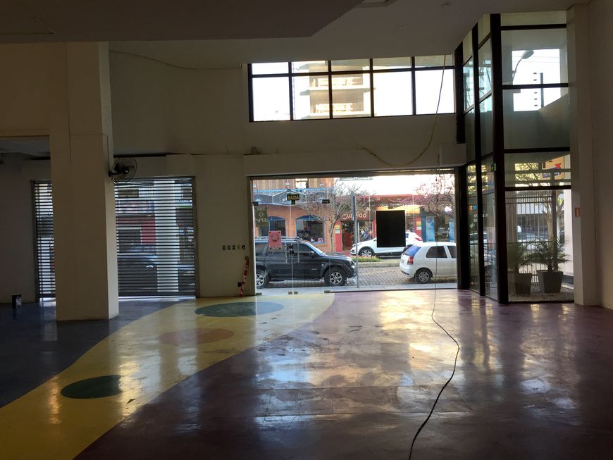 BENTOALVES aluga loja térrea, c/ 852m2, frente p/ Av. Júlio, em São Pelegrino - Caxias do Sul - RS