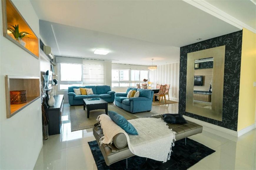 Excelente apartamento semimobiliado no Bairro São Pelegrino! Com 03 suítes, hall de entrada, ampla s