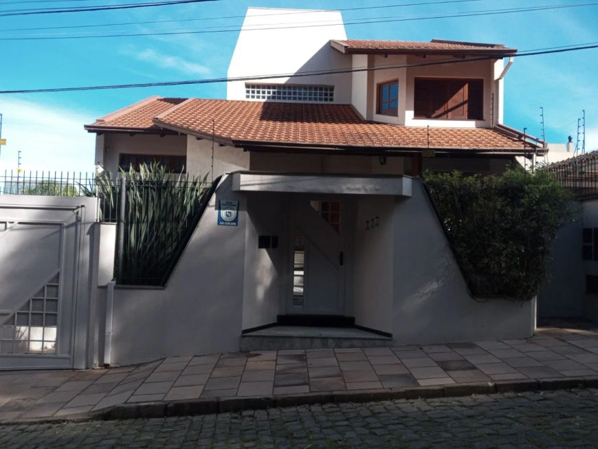 Excelente residência semimobiliada de 03 pavimentos localizada no Bairro Universitário! Conta com 03