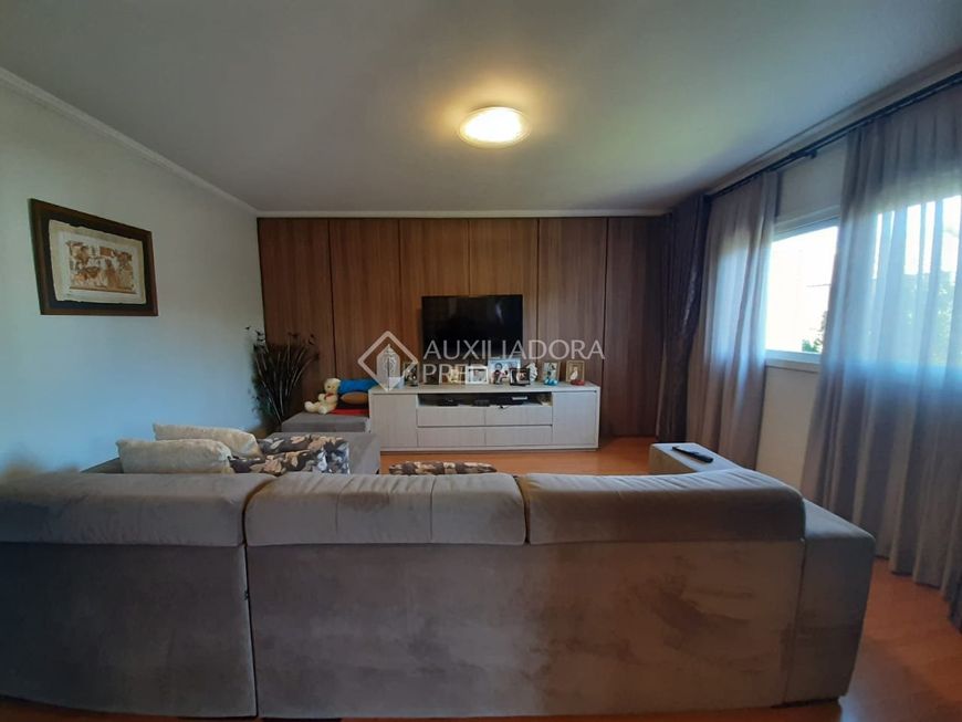 EXCELENTE CASA COM PEÇAS AMPLAS, PÁTIO GRAMADO COM ÁRVORES FRUTÍFERAS E QUIOSQUE COM CHURRASQUEIRA.