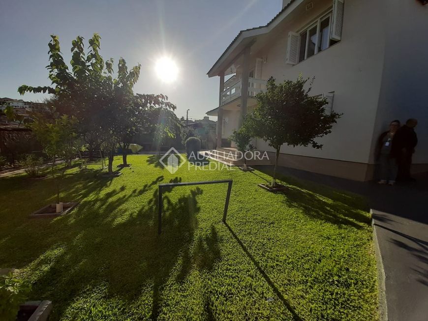 EXCELENTE CASA COM PEÇAS AMPLAS, PÁTIO GRAMADO COM ÁRVORES FRUTÍFERAS E QUIOSQUE COM CHURRASQUEIRA.
